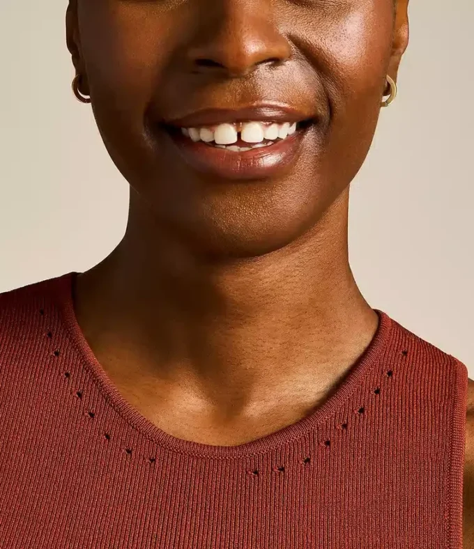 Cercei Harlow cu textură liniară din oțel inoxidabil auriu Cercei Harlow cu textură liniară din oțel inoxidabil auriu