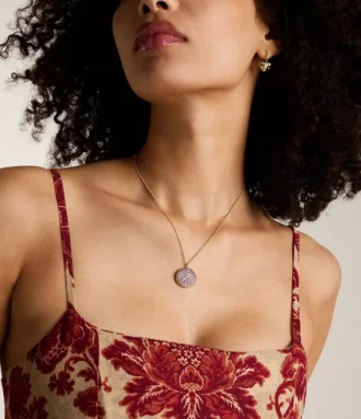 Sagittarius Sutton Zodiac Colier cu pandantiv din oțel inoxidabil auriu și ametist violet Sagittarius Sutton Zodiac Colier cu pandantiv din oțel inoxidabil auriu și ametist violet